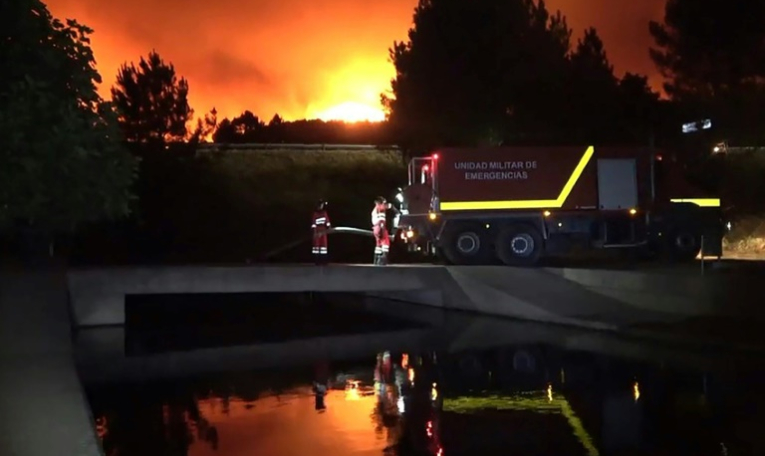 Un camion des pompiers espagnols lors d'une opération de pompage pour lutter contre les feux de forêt près de Caminomorisco, dans le nord-ouest du pays, dans la nuit du 29 au 30 juillet 2025 ( UME / Handout )