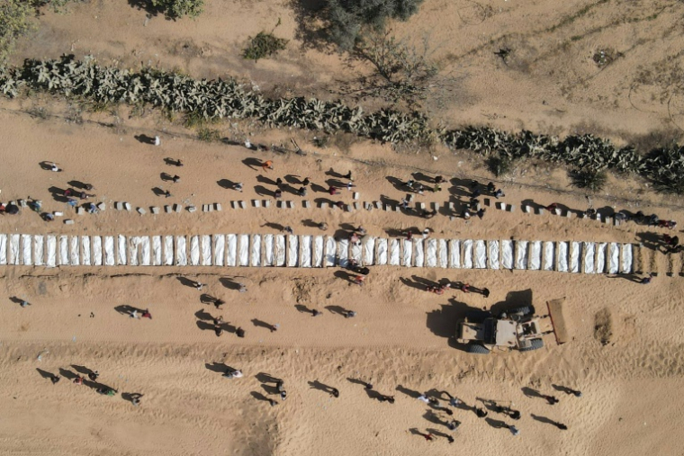 Vue aérienne montrant des Palestiniens enterrant des dizaines de corps non identifiés dans un cimetière à Deir al-Balah, dans le centre de la bande de Gaza après leur restitution par Israël, le 22 octobre 2025 ( AFP / - )