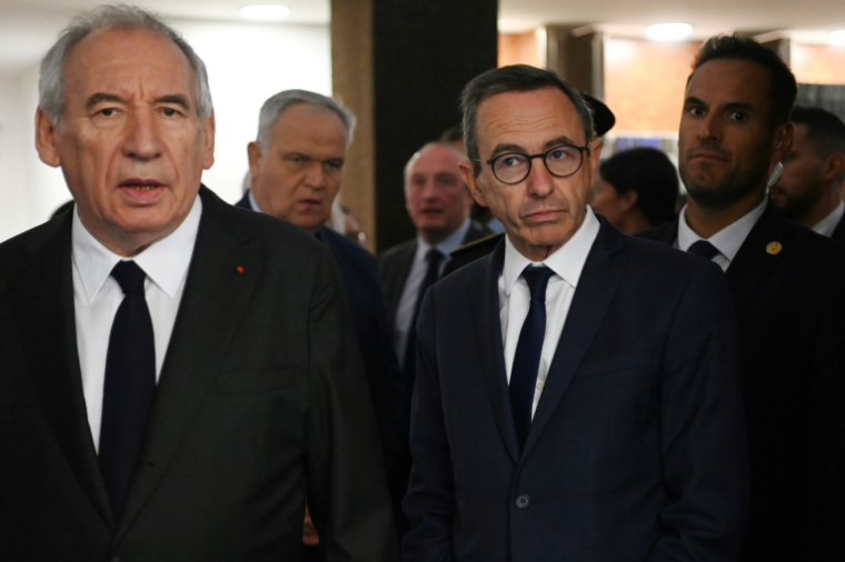 Le Premier ministre François Bayrou (g) et le ministre de l'Intérieur Bruno Retailleau arrivent à la préfecture d'Eure-et-Loir pour présenter la réforme de l'administration territoriale de l'État, le 8 juillet 2025 à Chartres ( AFP / JEAN-FRANCOIS MONIER )