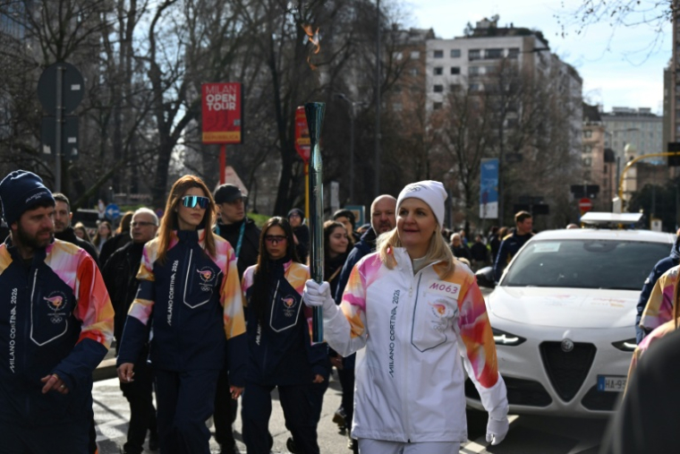 La présidente du CIO, Kirsty Coventry, participe au relais de la flamme olympique des Jeux olympiques d'hiver de Milan-Cortina 2026, à Milan, le 6 février 2026 en Italie ( AFP / Daniel MUNOZ )