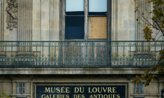 Les vitres couvertes d'une fenêtre du musée du Louvre après un vol de bijoux inestimables, le 20 octobre 2025 à Paris ( AFP / Dimitar DILKOFF )
