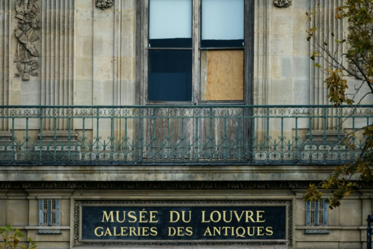 Les vitres couvertes d'une fenêtre du musée du Louvre après un vol de bijoux inestimables, le 20 octobre 2025 à Paris ( AFP / Dimitar DILKOFF )