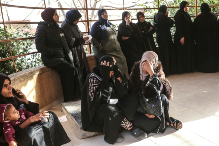 Des Palestiniennes pleurent des proches tués dans des frappes israéliennes, à l'hôpital Nasser de Khan Younès, dans le sud de la bande de Gaza, le 15 février 2026 ( AFP / Bashar Taleb )