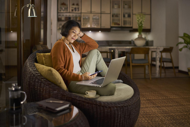 Le développement du télétravail oblige les particuliers à investir dans du matériel bureautique performant. ( crédit photo : Getty Images )
