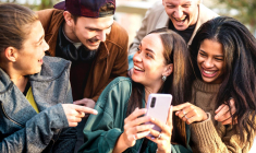 Quelques applications permettent de faire les comptes pour bien partager les frais entre amis. ( crédit photo : Shutterstock )