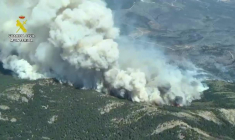 Vues aériennes d'un incendie de forêt ravageant le centre de l'Espagne