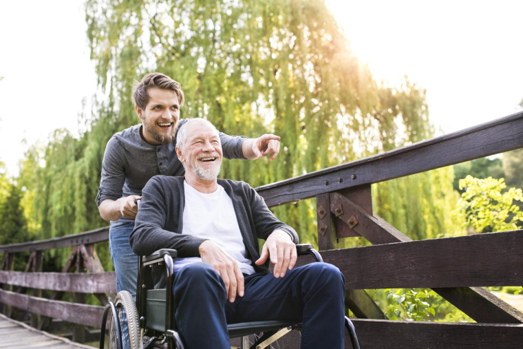 Des dépenses sont nécessaires pour le maintien à domicile d’une personne dépendante crédit photo : Halfpoint/Shutterstock / Halfpoint