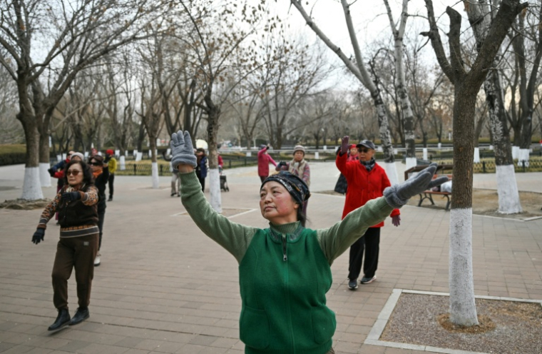 Des personnes dansent au parc Chaoyang à Pékin, le 5 février 2026 ( AFP / Pedro PARDO )