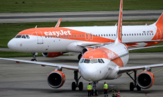 Des avions EasyJet à l'aéroport de Genève le 11 juin 2026 ( AFP / Fabrice COFFRINI )