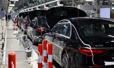 Une ligne de production de voitures Mercedes-Benz AMG