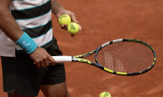Carlos Alcaraz lors de son match contre Giulio Zeppieri au deuxième jour de Roland Garros.