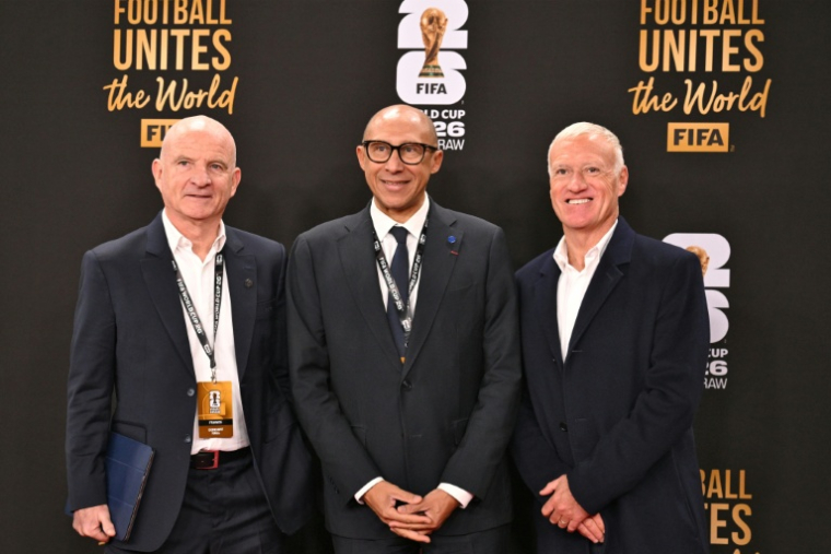 Le sélectionneur des Bleus Didier Deschamps (D), accompagné de son adjoint Guy Stéphan (G), et du président de la Fédération française de football (FFF), Philippe Diallo (C), à leur arrivée au Kennedy center, pour le tirage au sort du Mondial-2026, le 5 décembre 2025 à Washington DC ( AFP / Roberto SCHMIDT )