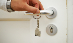 Les squatteurs n'avaient pas les clés mais ont investi le logement de deux retraités.  (Schluesseldienst / Pixabay)