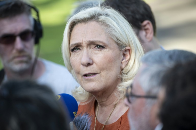La présidente du groupe parlementaire du RN à l'Assemblée nationale Marine Le Pen s'adresse à des journalistes à Nouméa, en Nouvelle-Calédonie, le 28 mai 2025 ( AFP / Delphine MAYEUR )
