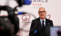 Le ministre de l'Economie, Roland Lescure, juste avant une nouvelle réunion du G7 finances, Paris, le 19 avril 2026 ( AFP / Kenzo TRIBOUILLARD )