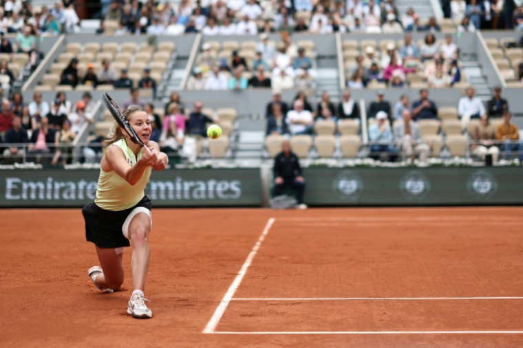 Maja Chwalinska retourne la balle lors de sa victoire contre Anna Kalinskaya en quart de finale de Roland-Garros, le 3 juin 2026 ( AFP / Anne-Christine POUJOULAT )