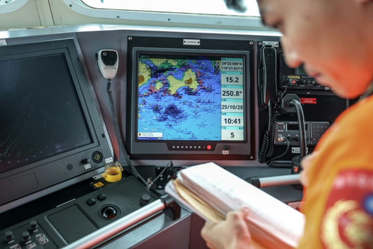 Un écran de contrôle à bord d'un navire des garde-côtes taïwanais près des îles de Kinmen, le 28 octobre 2025 à Taïwan ( AFP / I-Hwa Cheng )