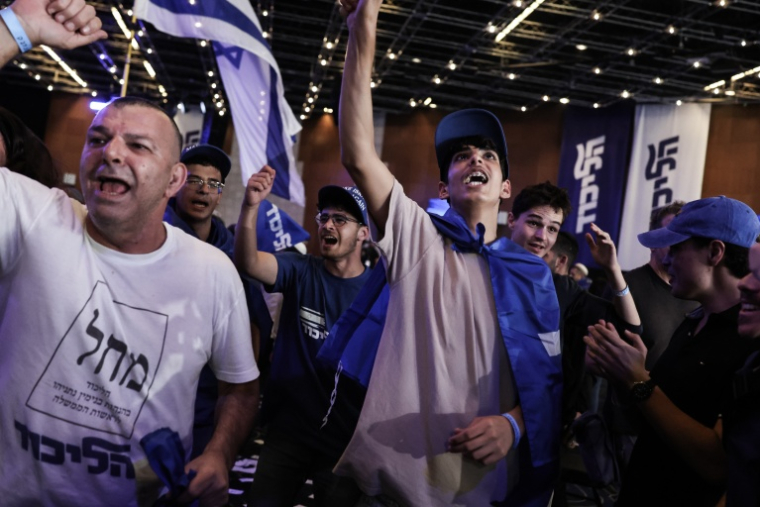 Des soutiens du Likoud célèbrent les résultats des élections législatives israéliennes, le 28 octobre 2026 à Jérusalem ( AFP / John WESSELS )