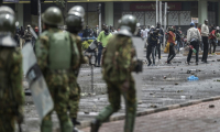 Des manifestants lancent des pierres sur les policiers à Nairobi, le 25 juin 2025 au Kenya ( AFP / SIMON MAINA )