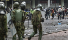 Des manifestants lancent des pierres sur les policiers à Nairobi, le 25 juin 2025 au Kenya ( AFP / SIMON MAINA )