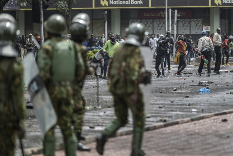 Des manifestants lancent des pierres sur les policiers à Nairobi, le 25 juin 2025 au Kenya ( AFP / SIMON MAINA )