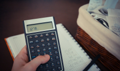 Des écarts de revenus ont été constatés chez de nombreux contribuables après une erreur de report des heures supplémentaires exonérées.  (Pixabay / Jarmoluk)