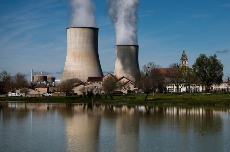 Tours de refroidissement de la centrale nucléaire d'Électricité de France (EDF) à Civaux