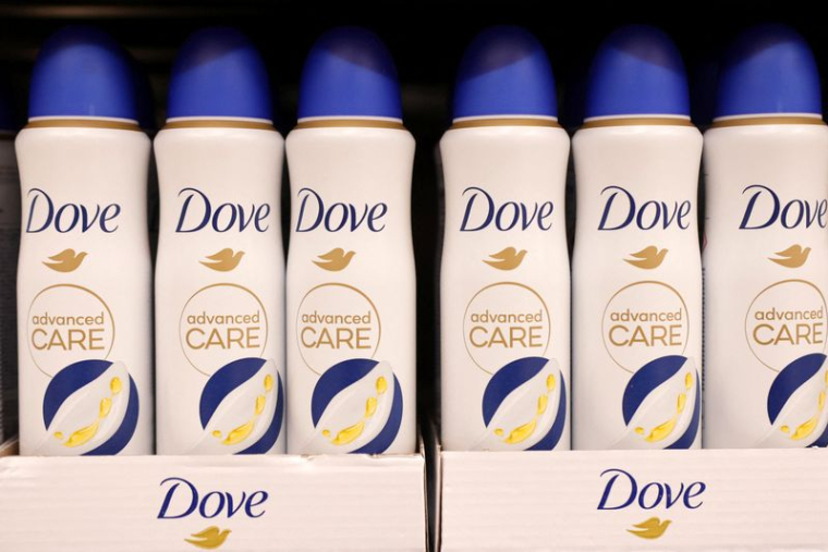 Des produits Dove sont présentés sur une étagère dans un supermarché.
