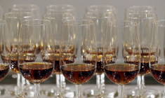Des verres de cognac sont exposés au siège de Remy Martin à Cognac