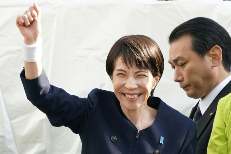 La Première ministre du Japon, Sanae Takaichi, lève le poing après un discours de campagne, le 27 janvier 2026 à Tokyo ( AFP / Kazuhiro NOGI )