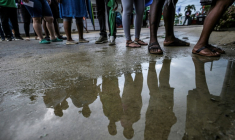 Des électeurs font la queue devant un bureau de vote pour les élections législatives au Suriname, à Paramaribo, le 25 mai 2025 ( AFP / Juan BARRETO )