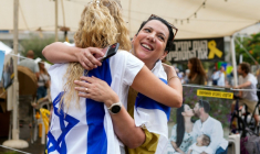 Les gens célèbrent sur la place des Otages à Tel-Aviv, l'accord Israël-Hamas, le 9 octobre 2025 ( AFP / MAYA LEVIN )