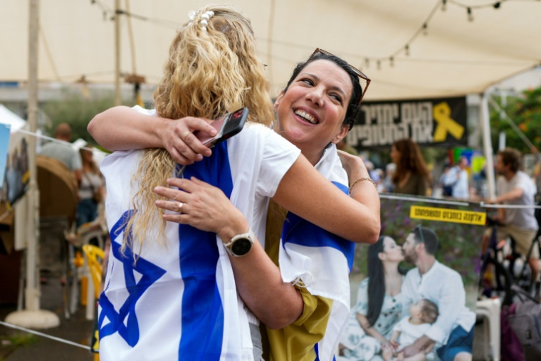Les gens célèbrent sur la place des Otages à Tel-Aviv, l'accord Israël-Hamas, le 9 octobre 2025 ( AFP / MAYA LEVIN )