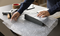 Comment échapper aux frais de résiliation avec son abonnement internet ? ( Crédits photo : ©  Fizkes - stock.adobe.com)