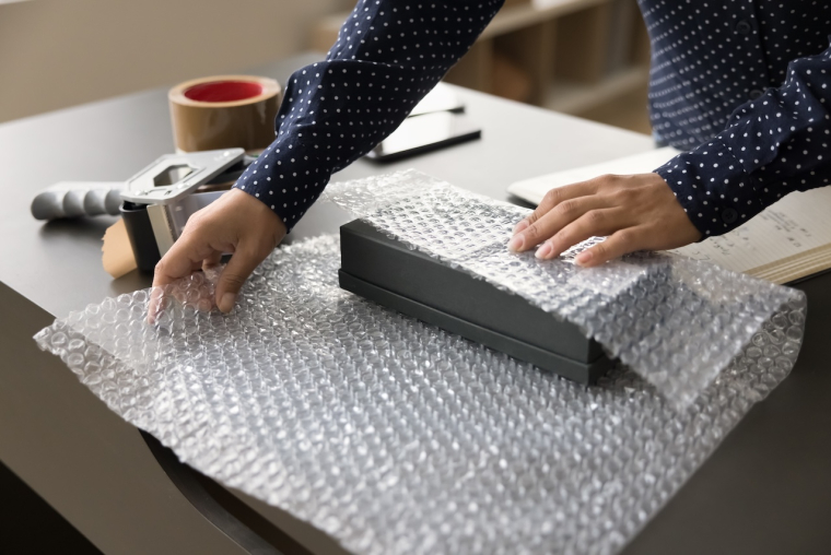 Comment échapper aux frais de résiliation avec son abonnement internet ? ( Crédits photo : ©  Fizkes - stock.adobe.com)