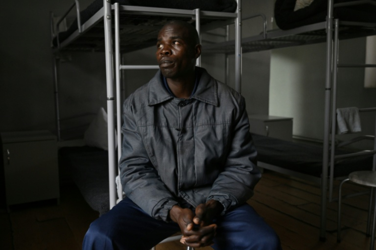 Le Kényan Evans Kibet, capturé alors qu'il combattait pour les forces russes sur le front ukrainien, lors d'une interview avec l'AFP dans un centre de détention pour prisonniers de guerre russes dans l'ouest de l'Ukraine, le 26 novembre 2025 ( AFP / Genya SAVILOV )