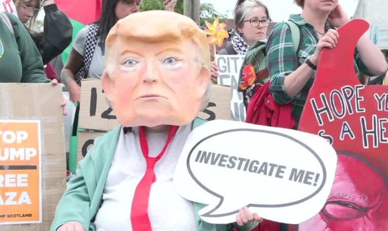 Manifestation contre la visite de Trump devant son terrain de golf de l'Aberdeenshire