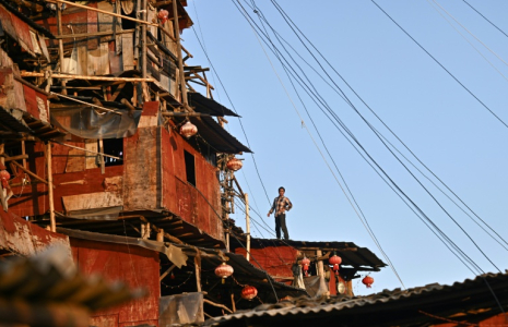 Chen Tianming devant sa "maison clou" à Xingyi, dans la province du Guizhou, le 20 mai 2025 au sud-ouest de la Chine ( AFP / Pedro PARDO )