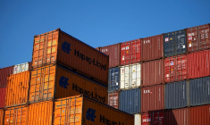 Conteneurs empilés dans le port de Hambourg