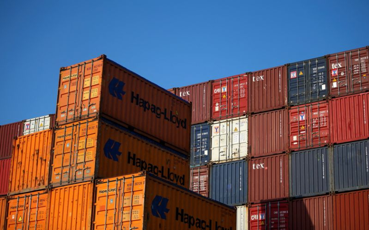 Conteneurs empilés dans le port de Hambourg