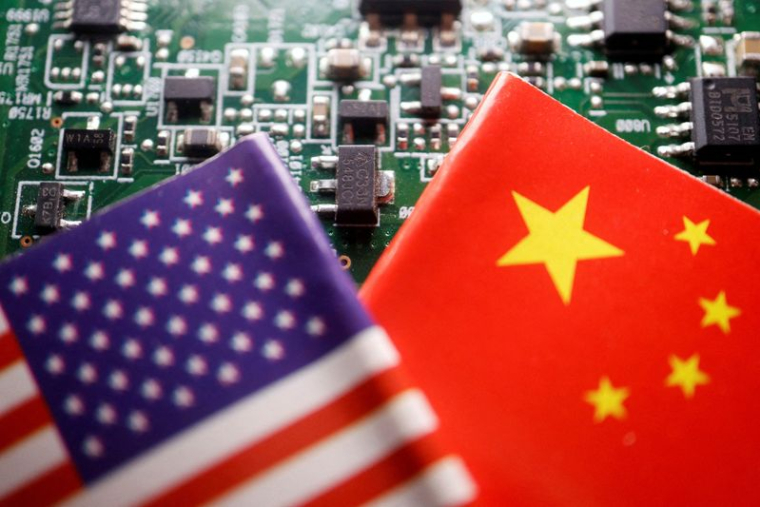 Illustration d'image des drapeaux chinois et américains avec des puces semi-conductrices