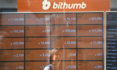 Un écran affiche les taux de change des cryptomonnaies de la plateforme Bithumb, à Séoul, le 20 juin 2018 ( AFP / Jung Yeon-je )