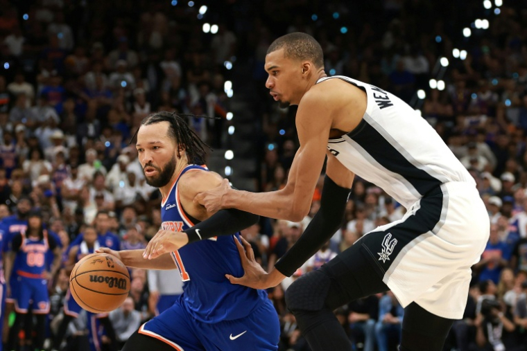 Jalen Brunson (g.) et Victor Wembanyama s'affrontent, le 13 juin 2026 à San Antonio aux Etats-Unis ( GETTY IMAGES NORTH AMERICA / Gregory Shamus )