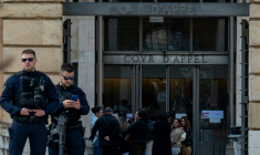 Des CRS montent la garde devant le tribunal d'Aix-en-Provence où se déroule le procès des membres présumés de l'organisation de trafic de drogue DZ Mafia, le 23 mars 2026 dans les Bouches-du-Rhône ( AFP / Elodie CLEMENT )