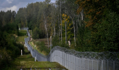 Une clôture frontalière surmontée de barbelés le long de la frontière polono-lituanienne avec l'enclave russe de Kaliningrad, près du village de Grzybina, dans la voïvodie de Podlachie, à proximité du corridor de Suwalki, le 26 septembre 2026.Le corridor de Suwalki est un tronçon de 104 kilomètres situé à la frontière entre la Pologne et la Lituanie, constituant la seule liaison terrestre entre les États baltes et le reste de l'Otan, tout en séparant le Bélarus de l'enclave russe de Kaliningrad. ( AFP / Sergei GAPON )