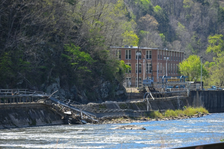 La rivière French Broad, qui a inondé la ville de Marshall pendant l'ouragan Helene, le 9 avril 2026 en Caroline du Nord,  ( AFP / Peter Zay )