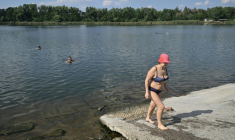 Raissa, 67 ans, sort de l'eau à Sloviansk, le 6 août 2025, dans la région de Donetsk ( AFP / Genya SAVILOV )