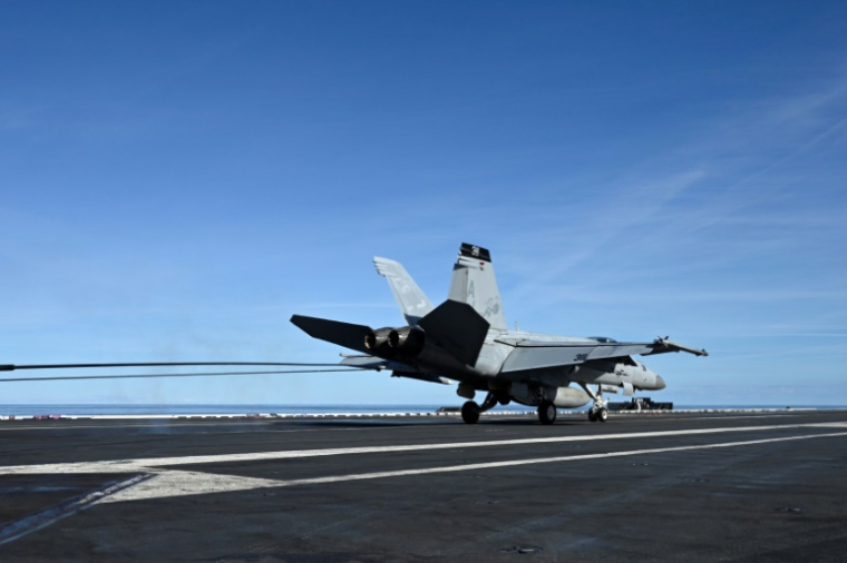 Un avion de chasse F-18E atterrit sur le porte-avions USS Gerald R. Ford lors l'exercice Neptune Strike 2025 de l'Otan, le 24 septembre 2025 en mer du Nord ( AFP / Jonathan KLEIN )