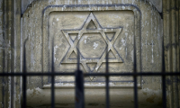 Un Palestinien soupçonné d'avoir agressé un rabbin à coup de chaise à Neuilly-sur-Seine, près de Paris, a été placé en hospitalisation sous contrainte après avoir initialement été mis en garde à vue ( AFP / JULIEN DE ROSA )