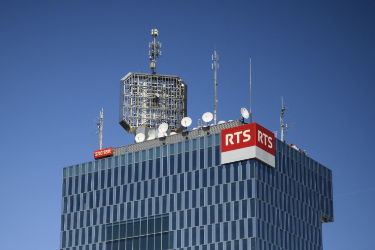 La SSR gère notamment la Radio Télévision suisse (RTS) ( AFP / FABRICE COFFRINI )